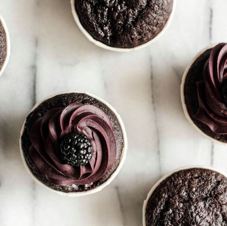 cupcake de Chocolate relleno con mermelada de mora y cubierta de chocolte 60 % cacao 