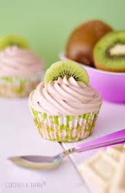 cupcake de kiwi con  cubierta de cafe